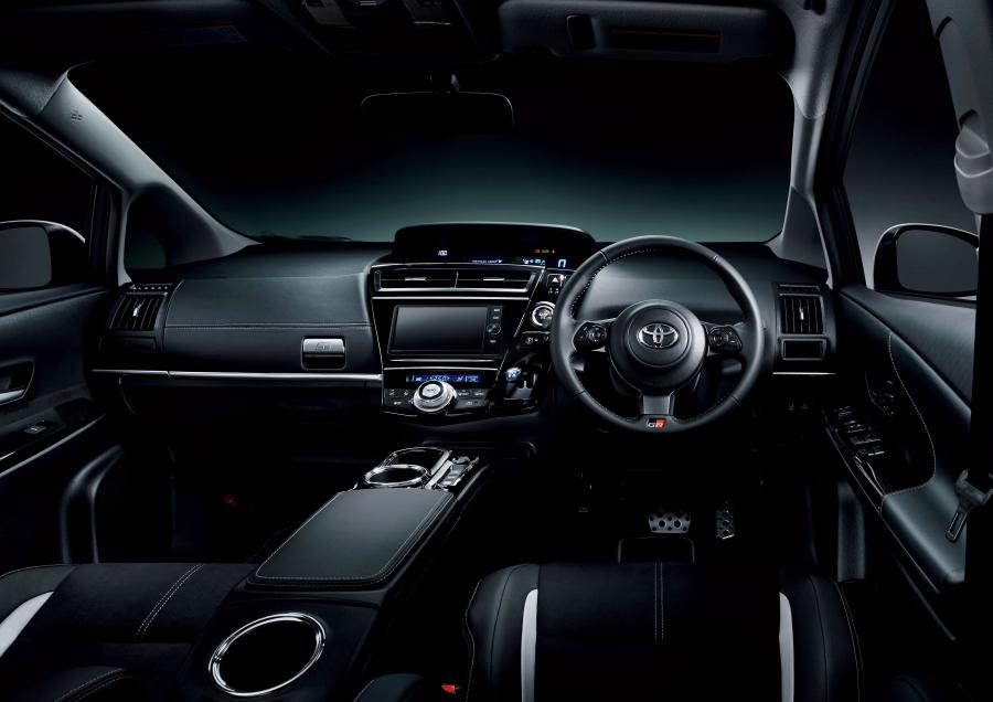 Торпедо Toyota Prius a GR Sport 2017 года  (фото 6 из 6)